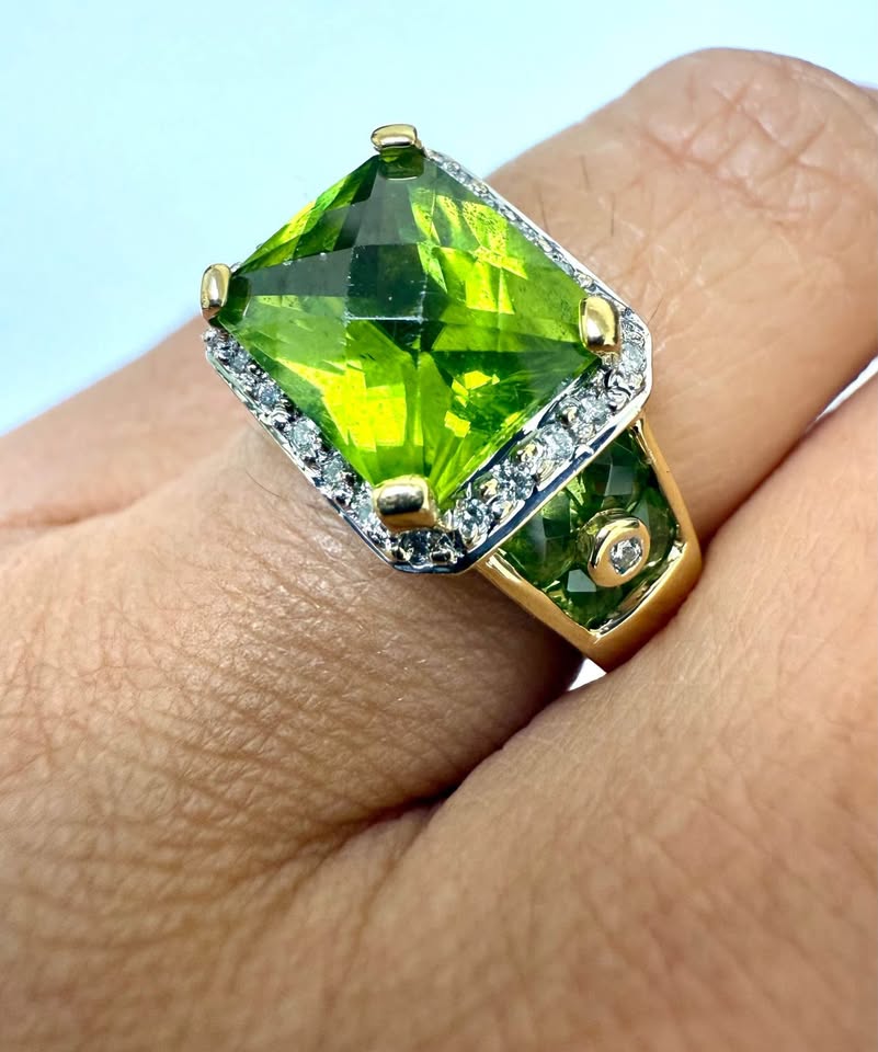 One of a kind 18karat yellow Gold Natural 5 Carat Peridot and Diamonds Dinner Ring