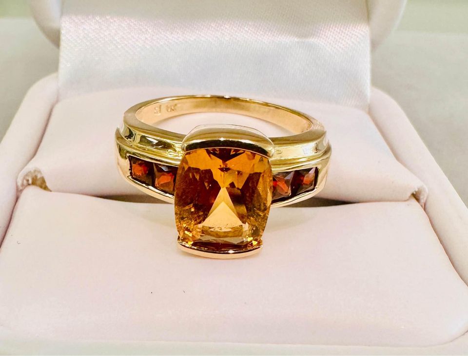 Gorgeous 4.00 Carat Natural Citrine and Garnets Yellow Gold Ring