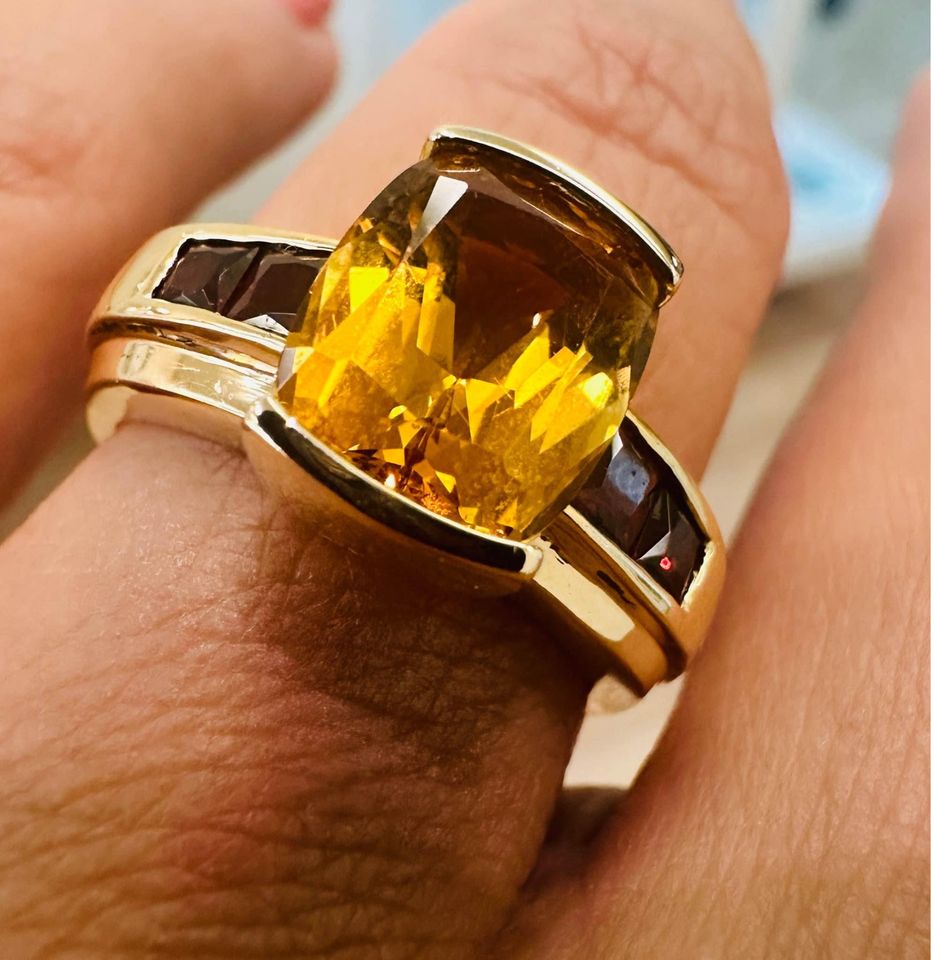 Gorgeous 4.00 Carat Natural Citrine and Garnets Yellow Gold Ring