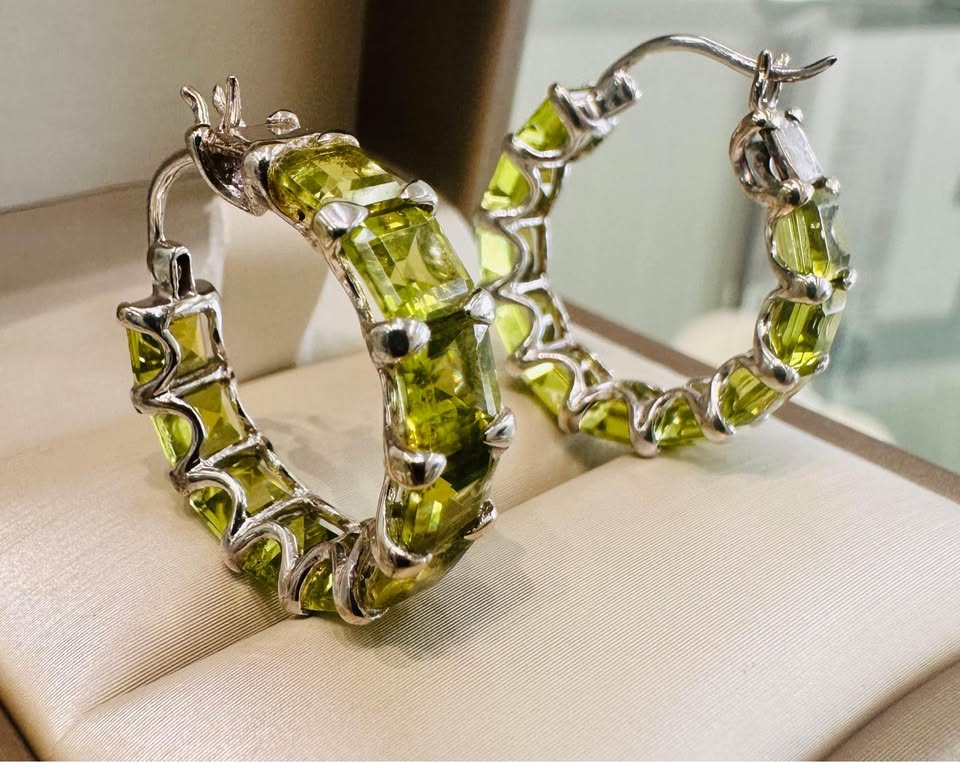 Beautiful 10.00CTW Natural Peridot Hoop Earrings in 14k Gold