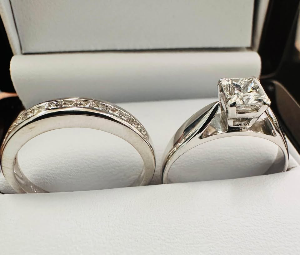 Beautiful 14k , Natural Diamonds Wedding Set 1.00CTW