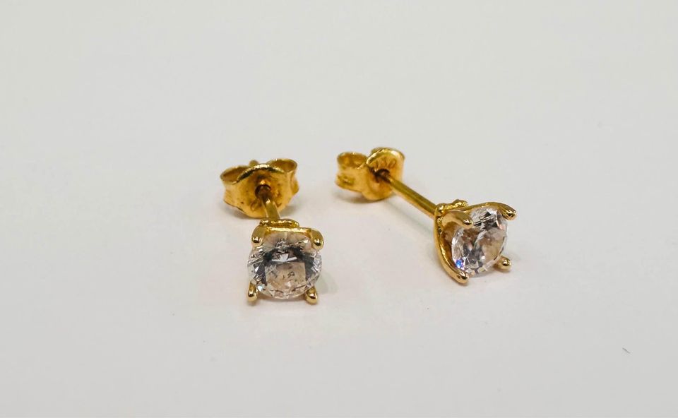 Beautiful Christmas present 18 karat Stud Earrings