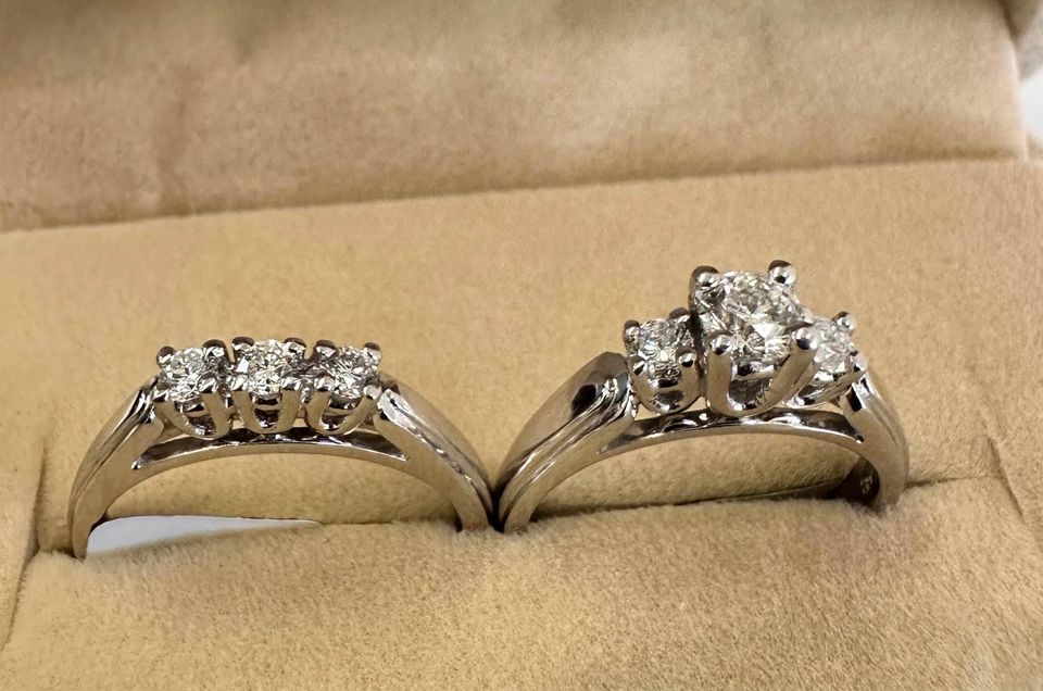 Beautiful Natural Canadian Diamonds wedding set in 14k White Gold