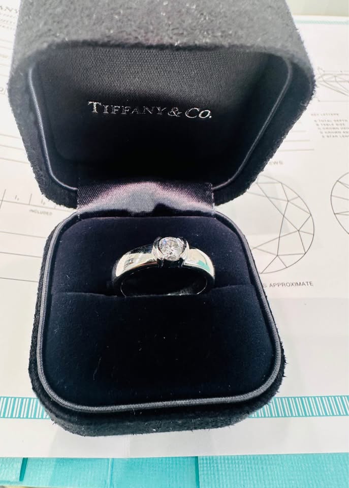Beautiful Tiffany & Co Platinum Solitaire 0.39carat G-VS1 with Box and Papers