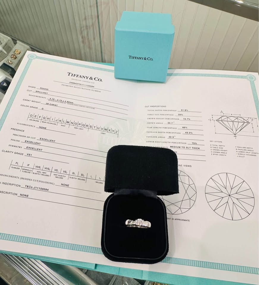 Beautiful Tiffany & Co Platinum Solitaire 0.39carat G-VS1 with Box and Papers