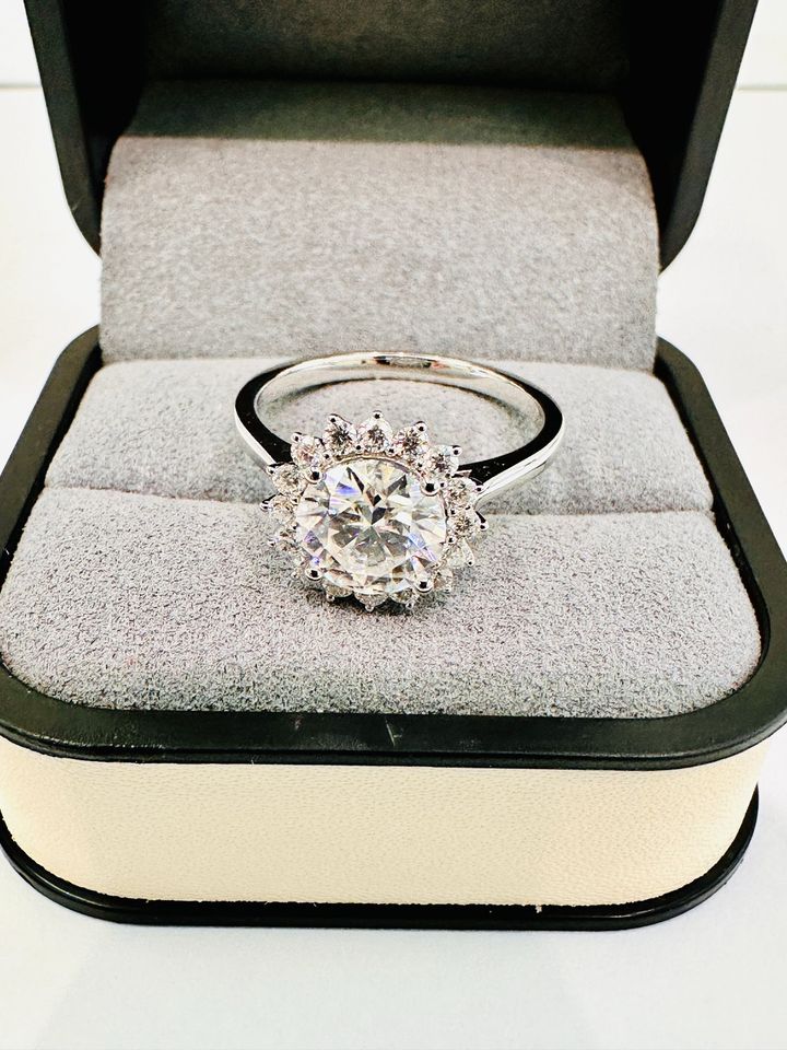 Gorgeous 2.20CTW Engagement Ring in 14Karat White Gold