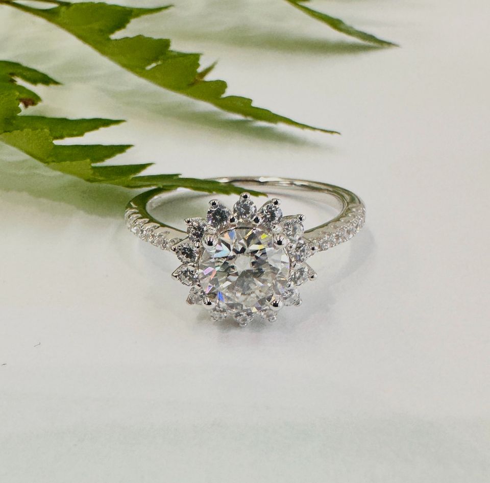 Gorgeous Halo Style Engagement Ring 1.50CTW