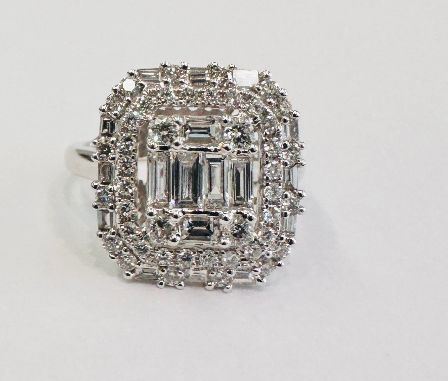 18 Karat White gold 2.00CTW Natural Diamonds VVS1-F