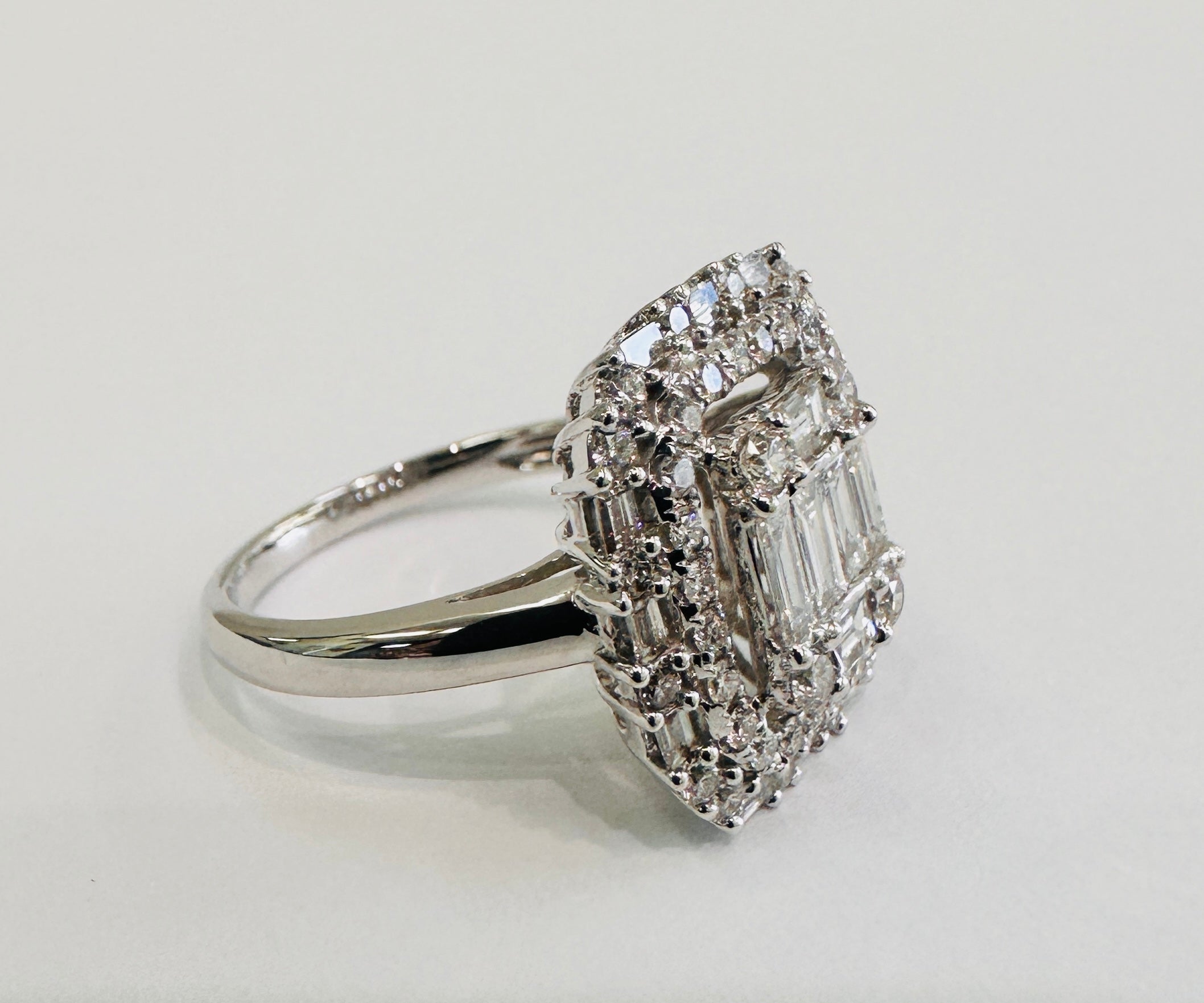 18 Karat White gold 2.00CTW Natural Diamonds VVS1-F