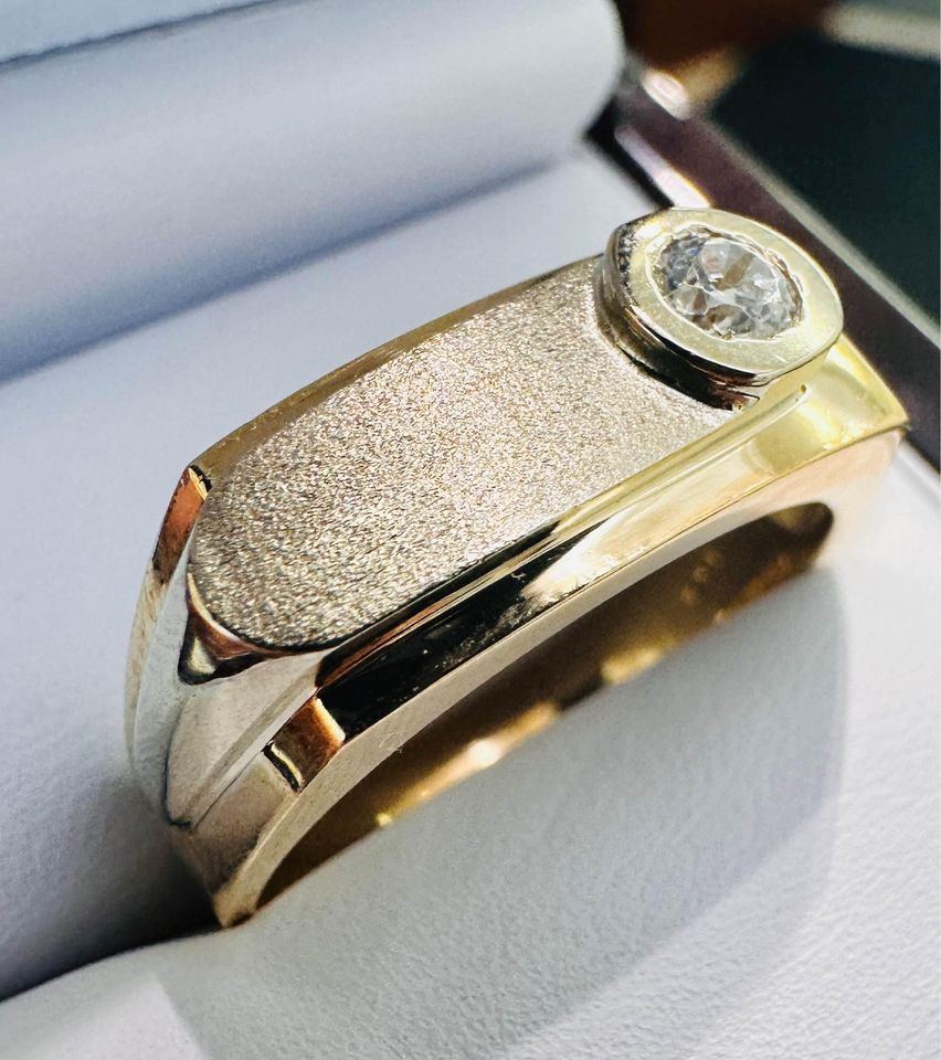 Men’s Gold Signet Ring sets with Natural Diamond 0.30Carat