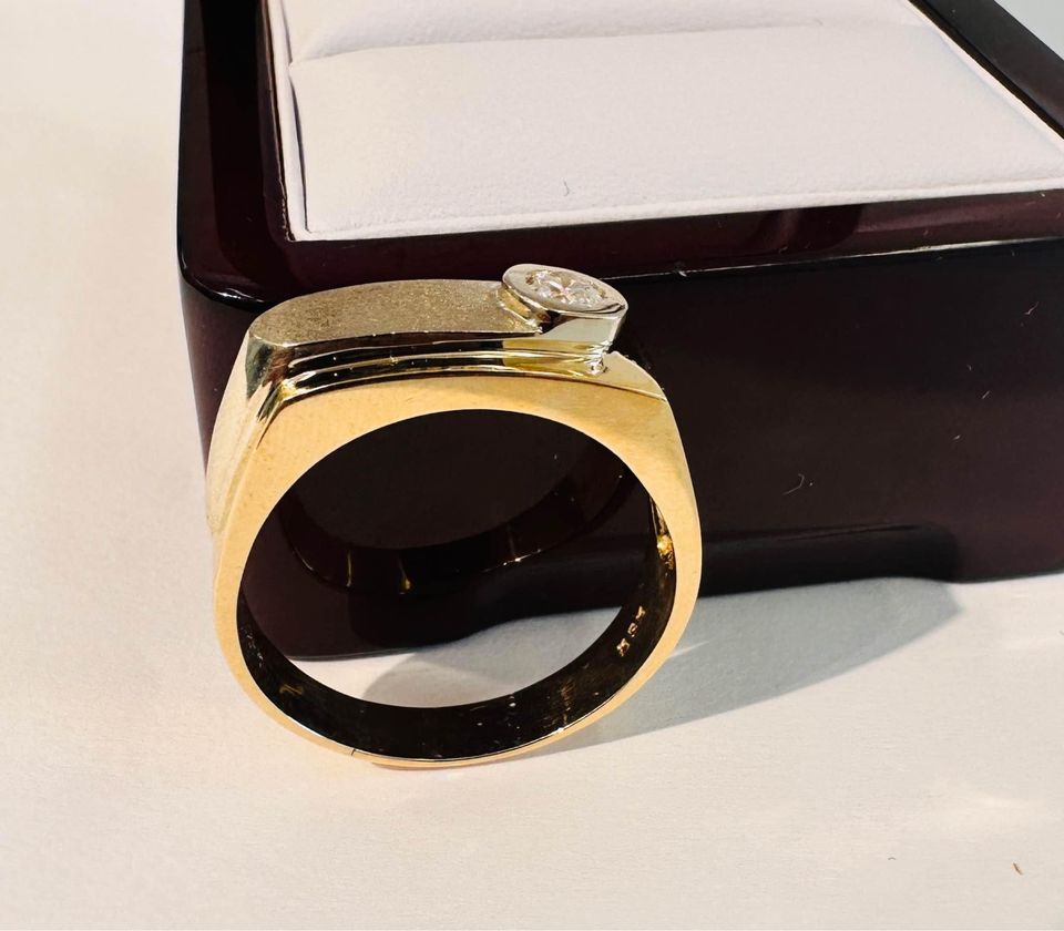 Men’s Gold Signet Ring sets with Natural Diamond 0.30Carat