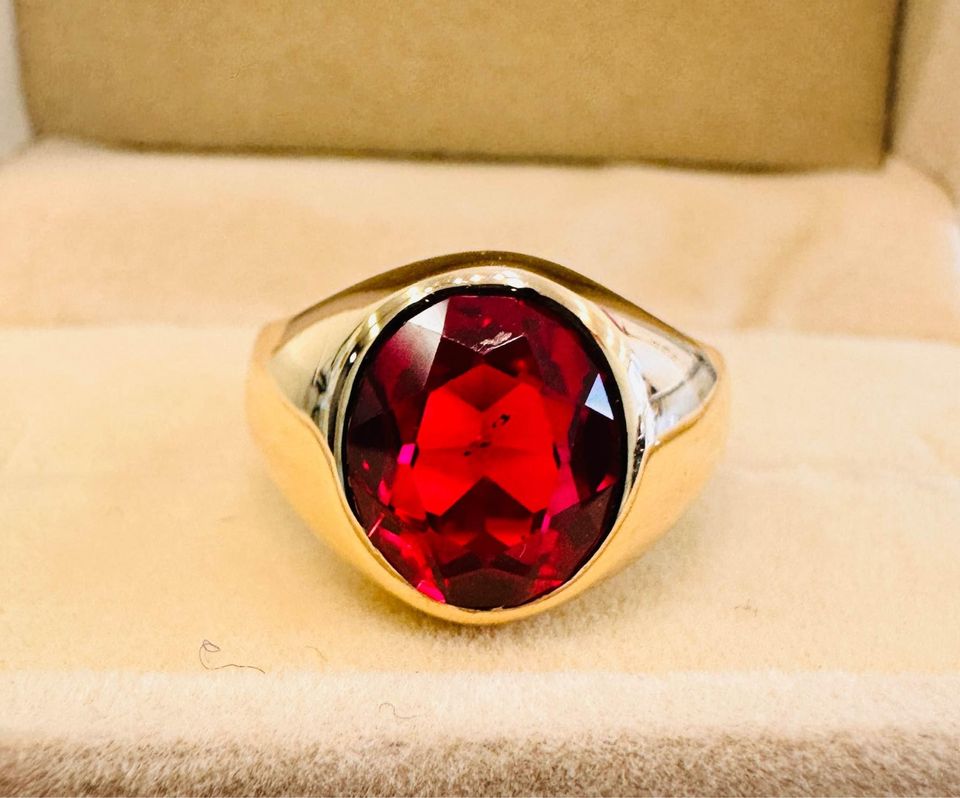 Beautiful Men’s Heavy Signet Ring in 10karat Gold and 8.00 Carat Synthetic Ruby