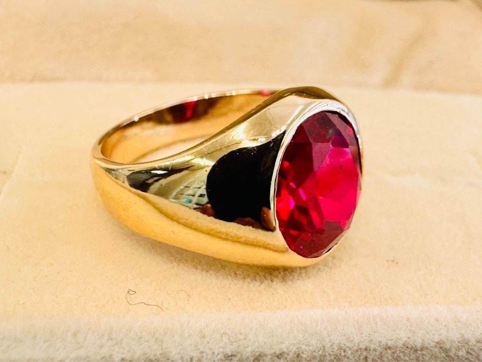 Beautiful Men’s Heavy Signet Ring in 10karat Gold and 8.00 Carat Synthetic Ruby