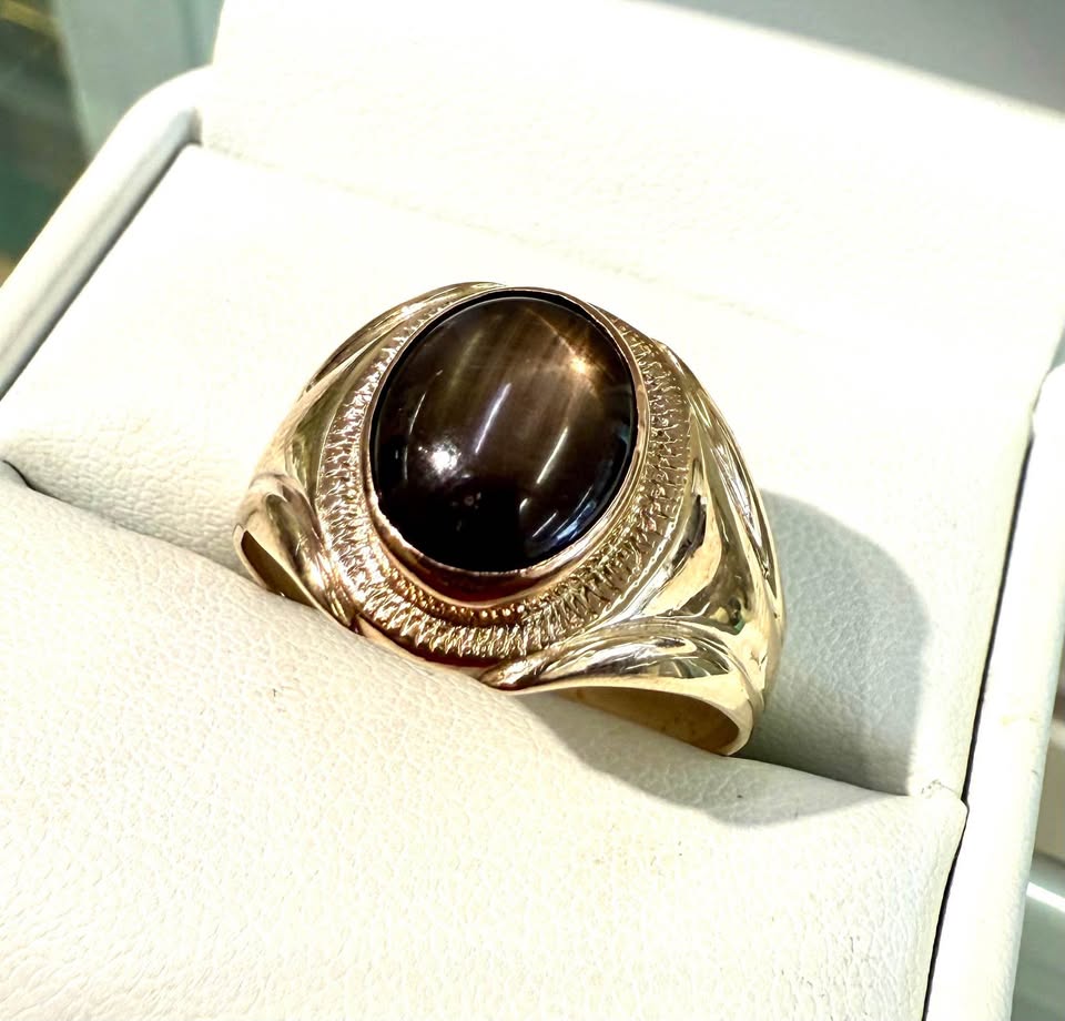 Men’s Unique Signet Ring in 10k Gold With 2.00 Carat Black Star Sapphire