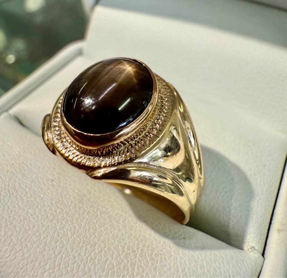 Men’s Unique Signet Ring in 10k Gold With 2.00 Carat Black Star Sapphire