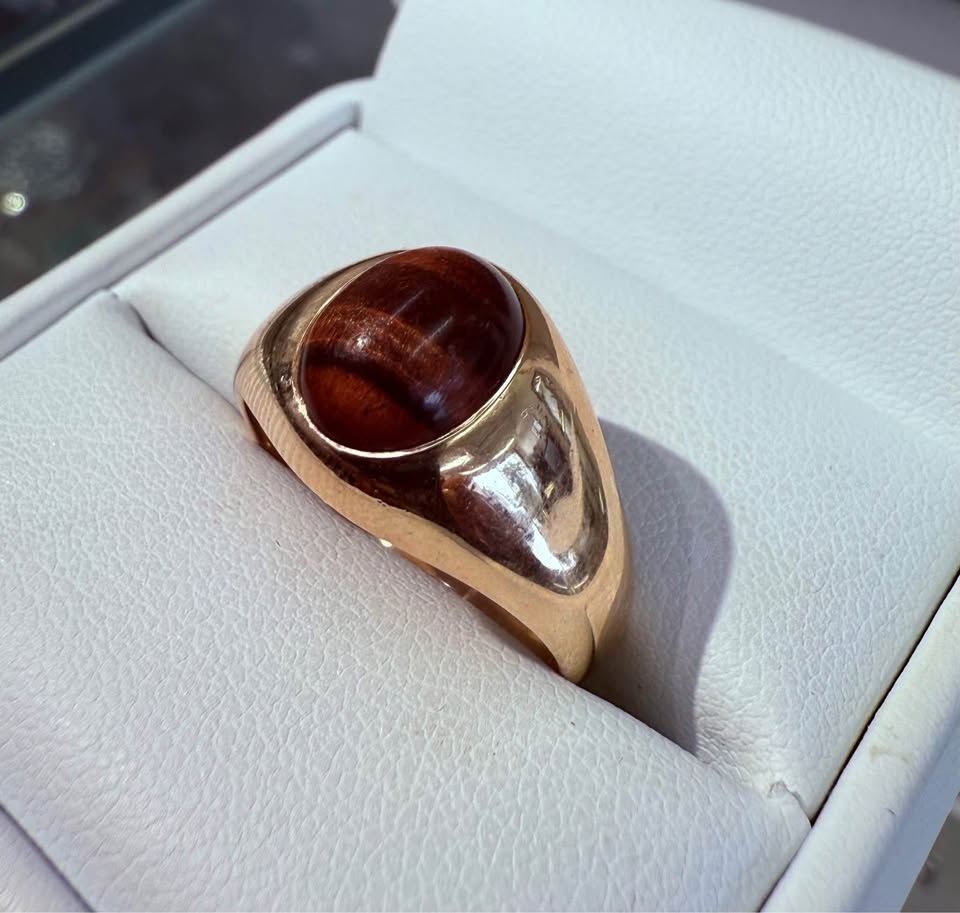 Beautiful Men’s Yellow Gold Brown Agate Signet Ring in 10k