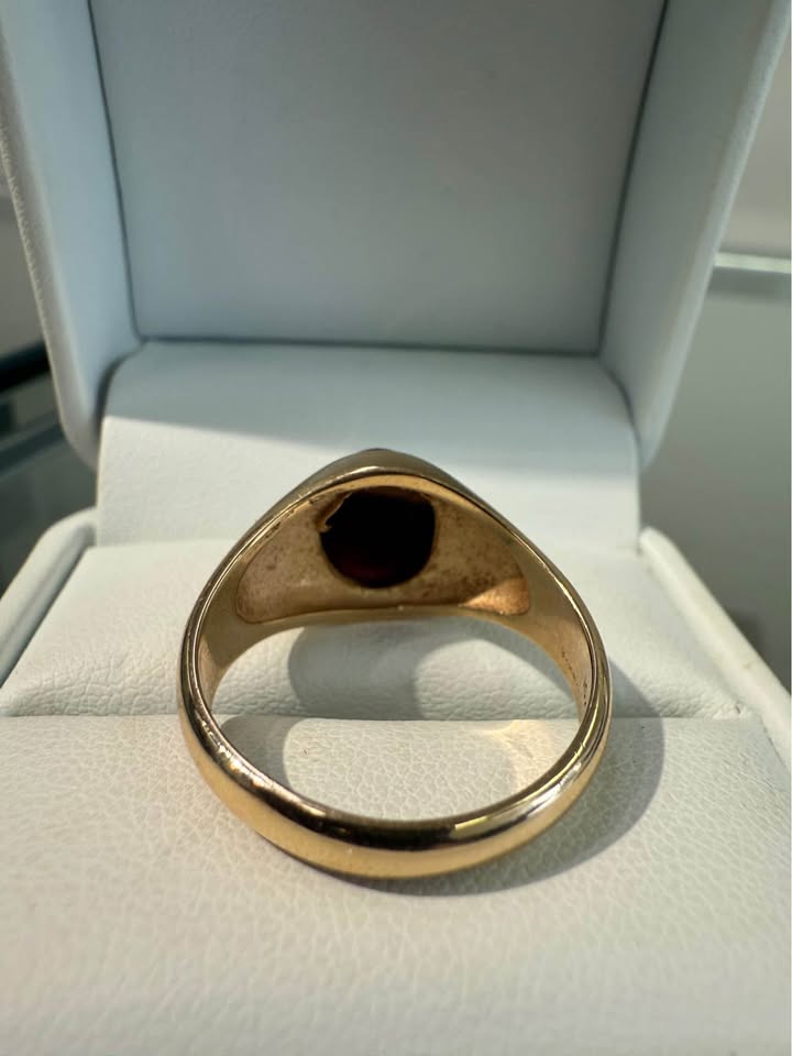 Beautiful Men’s Yellow Gold Brown Agate Signet Ring in 10k