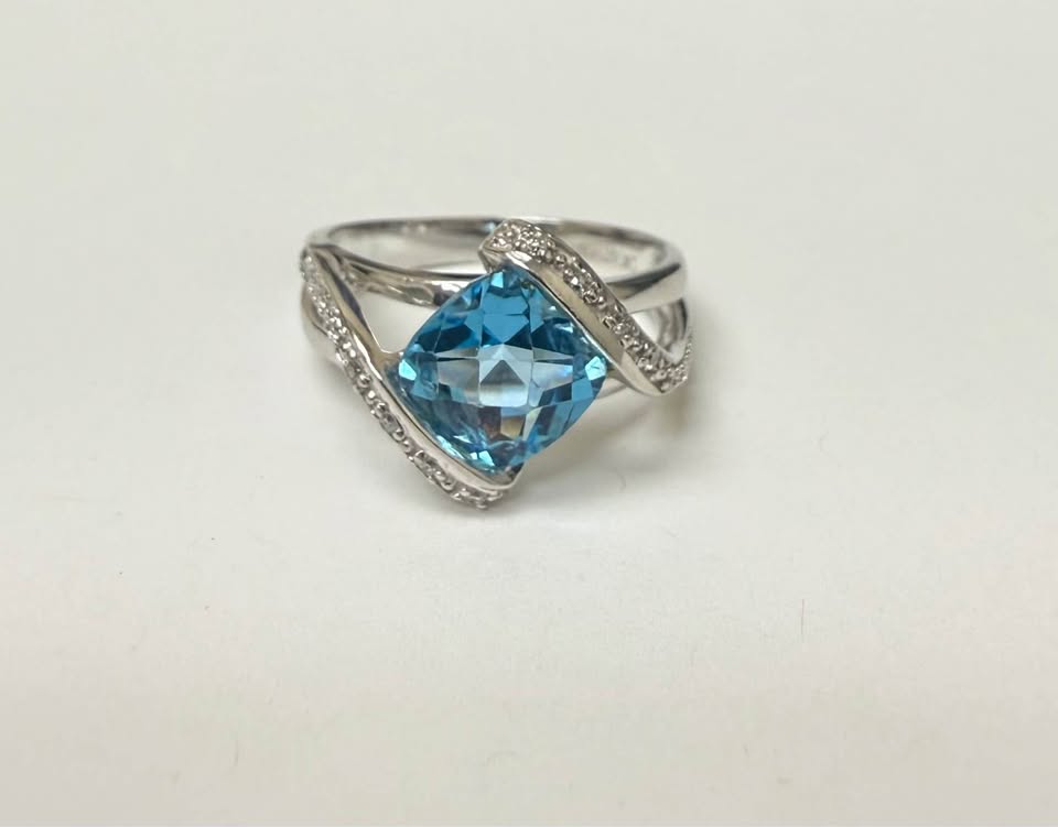 Beautiful Natural Blue Topaz and Diamonds 2.00Carat Cushion cut Dinner Ring in 10k White Gold