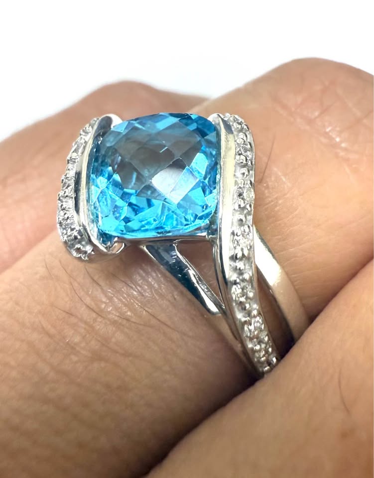 Beautiful Natural Blue Topaz and Diamonds 2.00Carat Cushion cut Dinner Ring in 10k White Gold