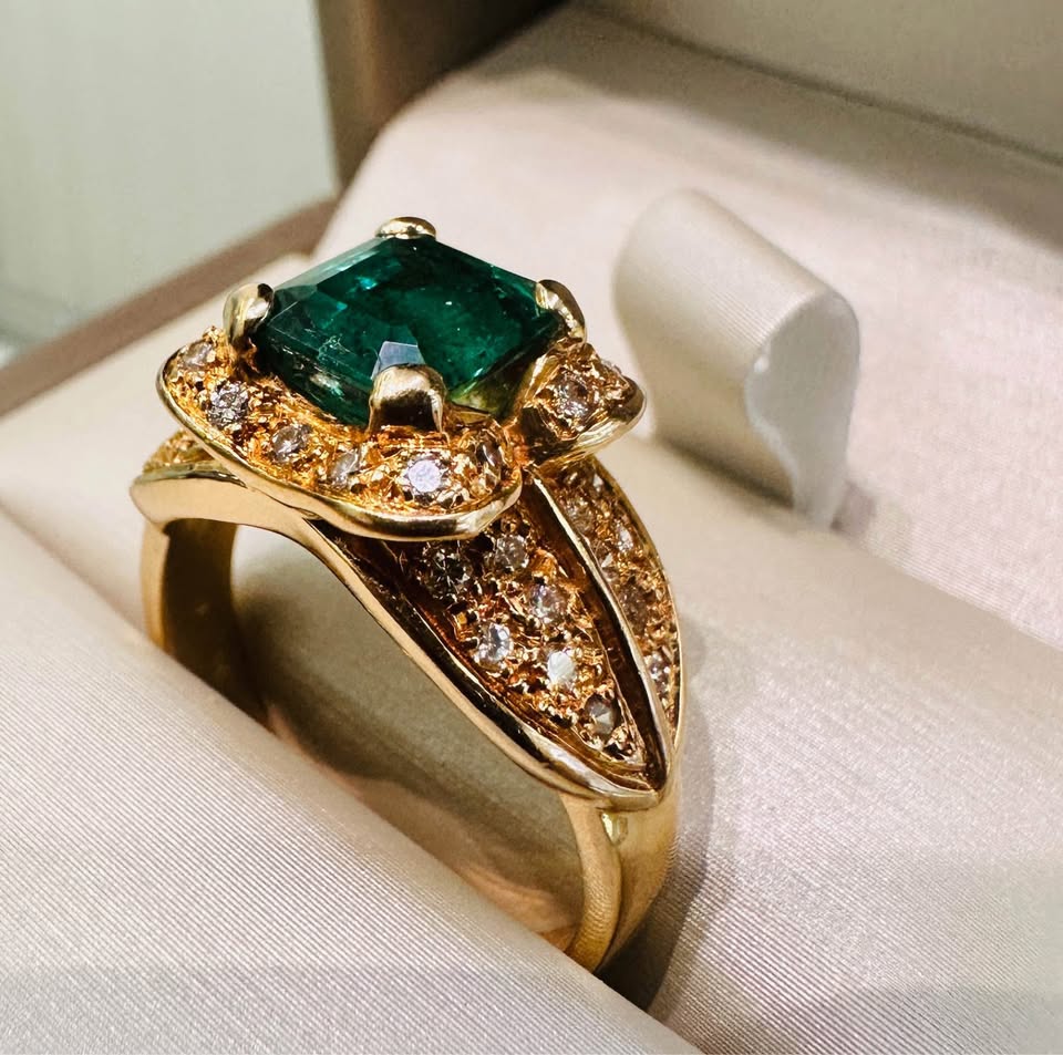 Natural Colombian Emerald& Diamonds 18k Statement Ring