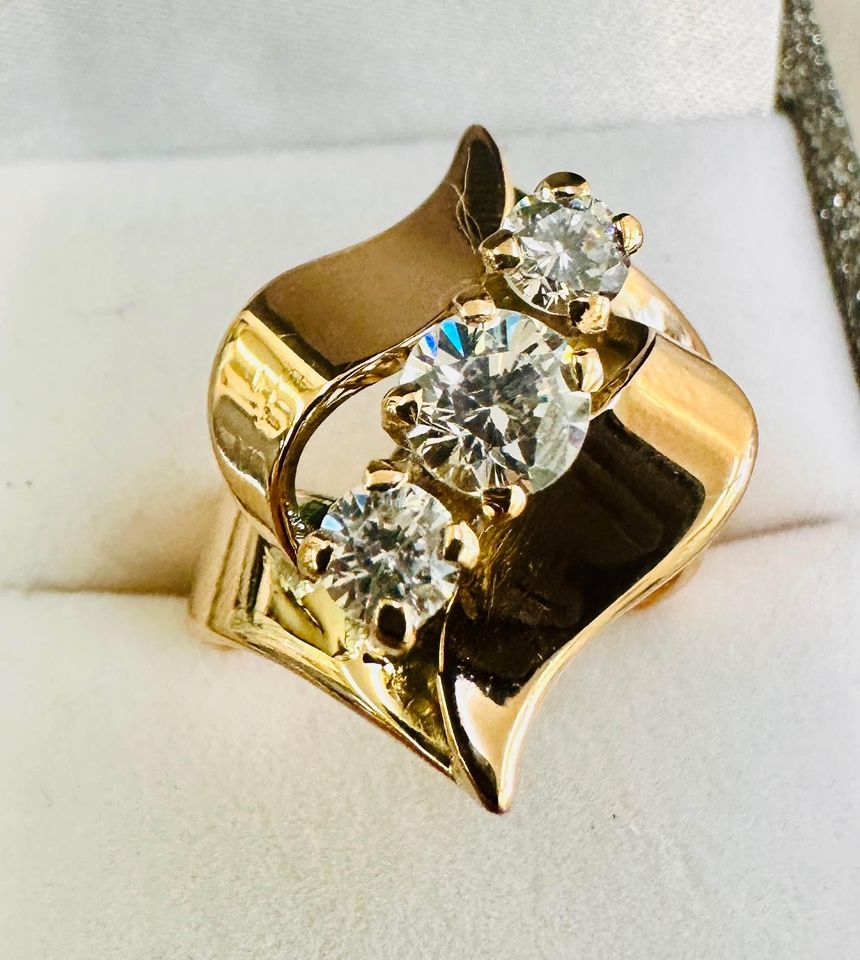 Showstopper Past Present Future Ring in 10Karat Yellow Gold