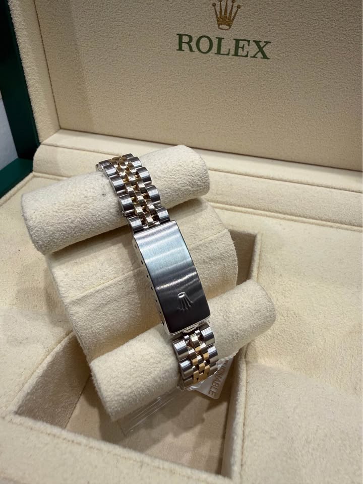 Stunning Rolex Datejust 26mm Diamond Dial Mother of Pearl -Mint Condition