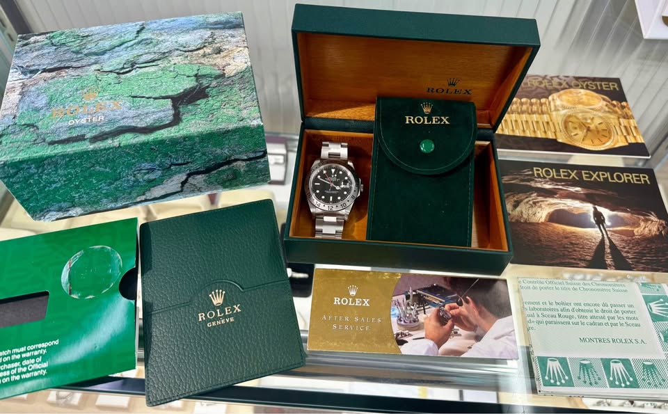 Rolex Explorer, Black Dial 40mm , New Condition, Complete Set , Serviced 2025
