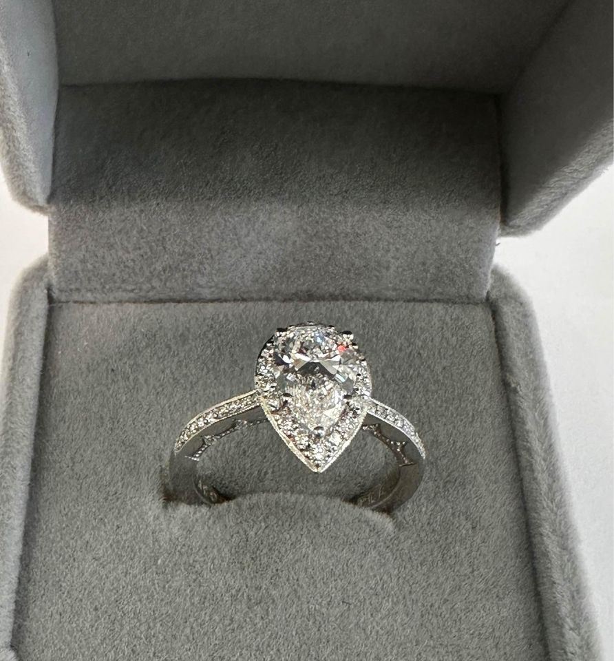 Tacori Royalty Platinum Engagement Ring 1.50 carat Pear Shape Diamond In F-VVS1