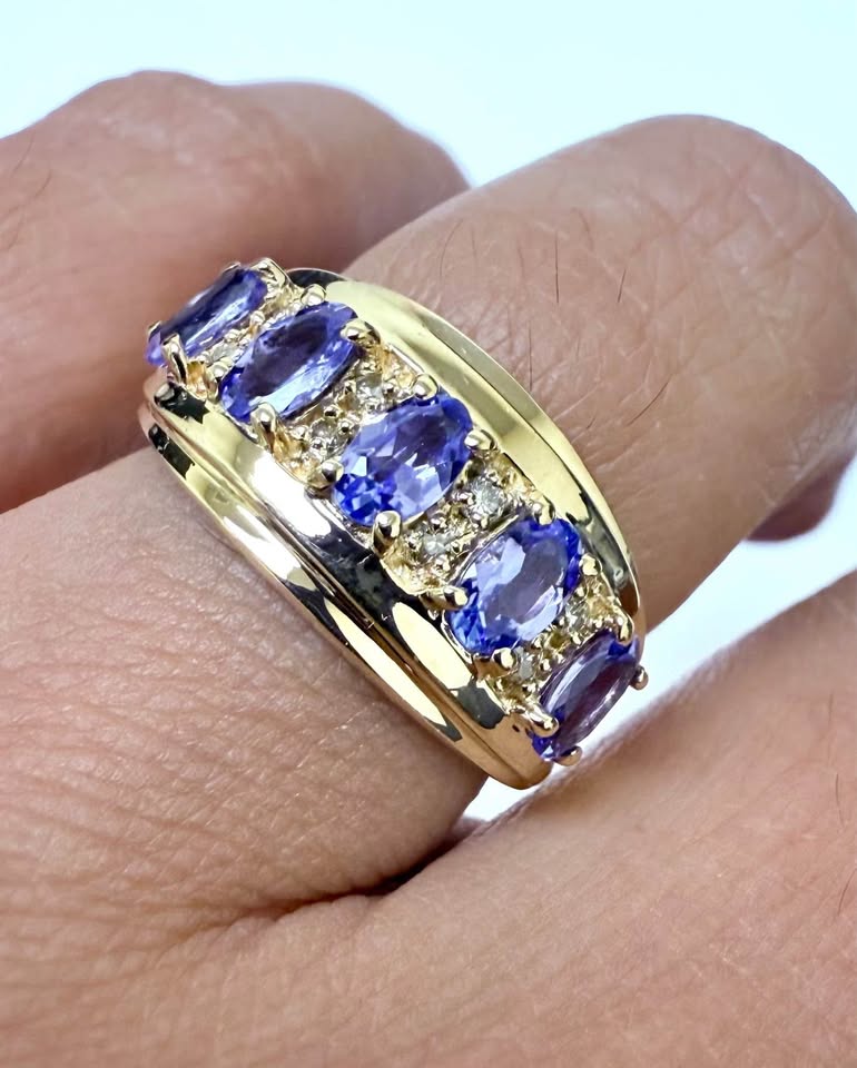 Gorgeous Natural Tanzanite and Diamonds 14k Gold Statement Ring
