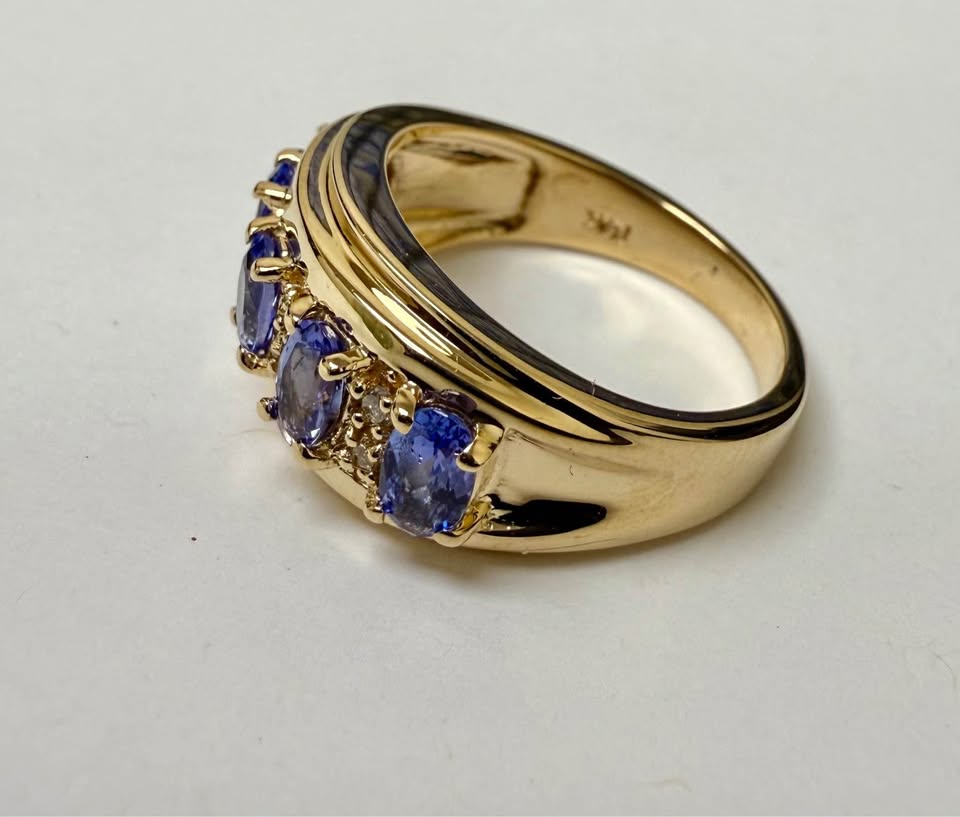 Gorgeous Natural Tanzanite and Diamonds 14k Gold Statement Ring