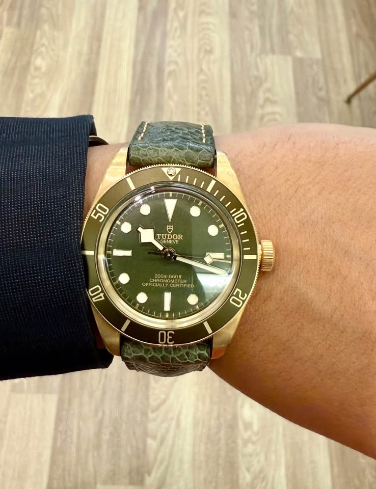 Tudor Black Bay 18karat Gold Model# 79018V, Special Edition Genuine Strap 39mm, Full set