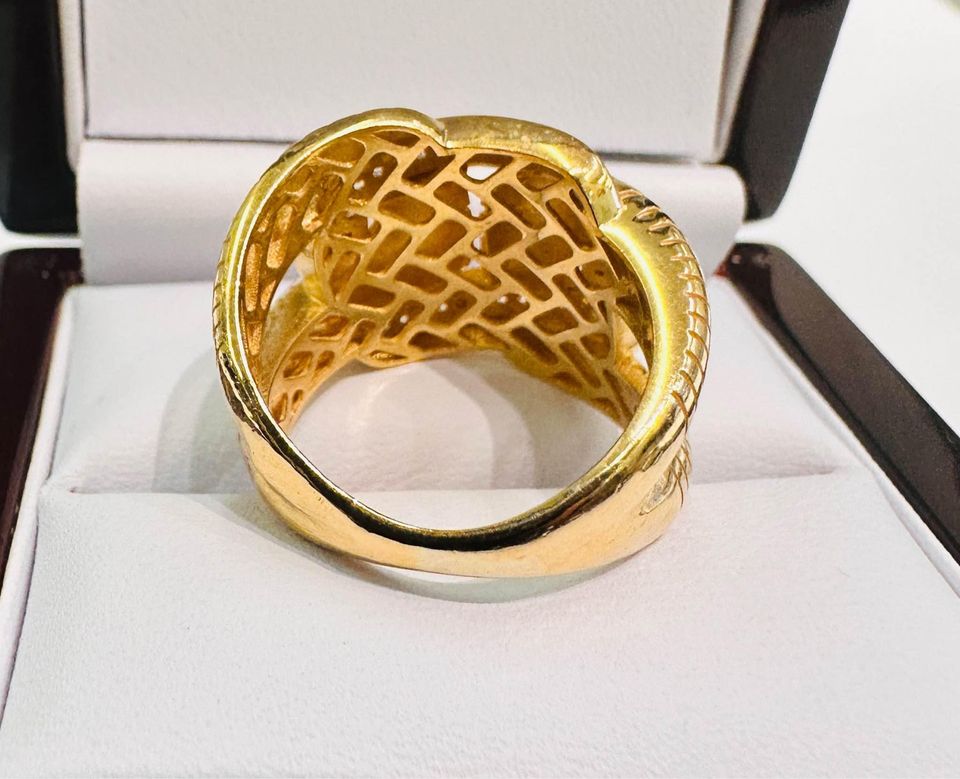 Very unique 18karat solid gold Dinner Ring