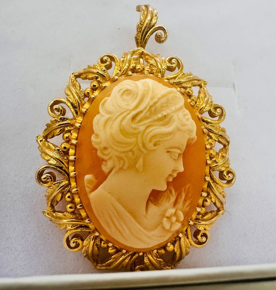 Vintage Cameo Shell pendant/Brooch 13.50 Carat