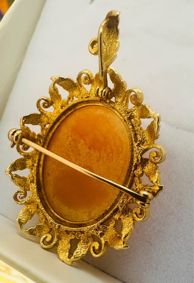 Vintage Cameo Shell pendant/Brooch 13.50 Carat