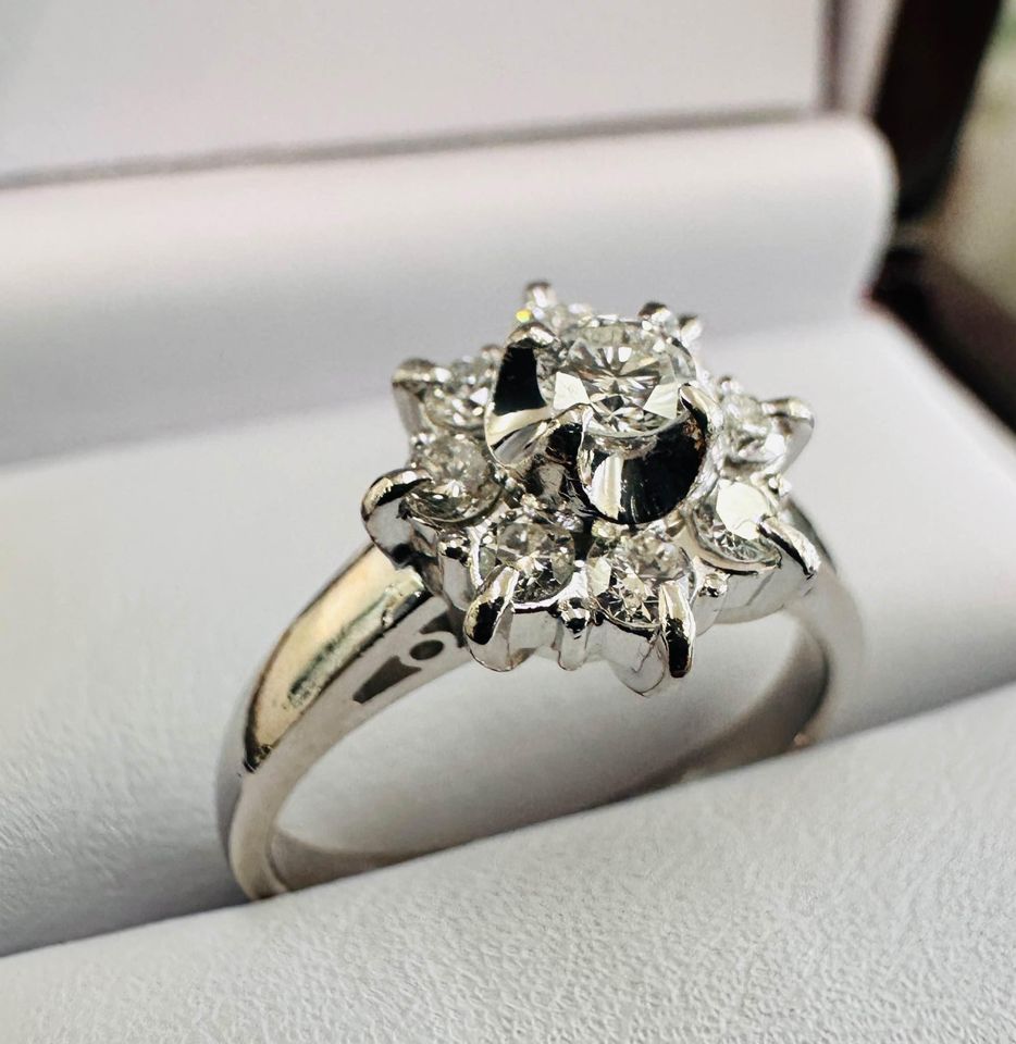 Vintage Natural Diamonds Platinum Engagement Ring VS-F 0.50CTW