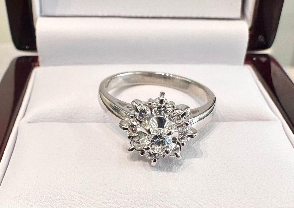 Vintage Natural Diamonds Platinum Engagement Ring VS-F 0.50CTW