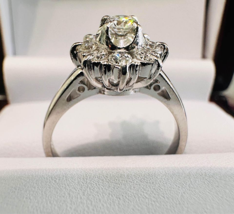 Vintage Natural Diamonds Platinum Engagement Ring VS-F 0.50CTW