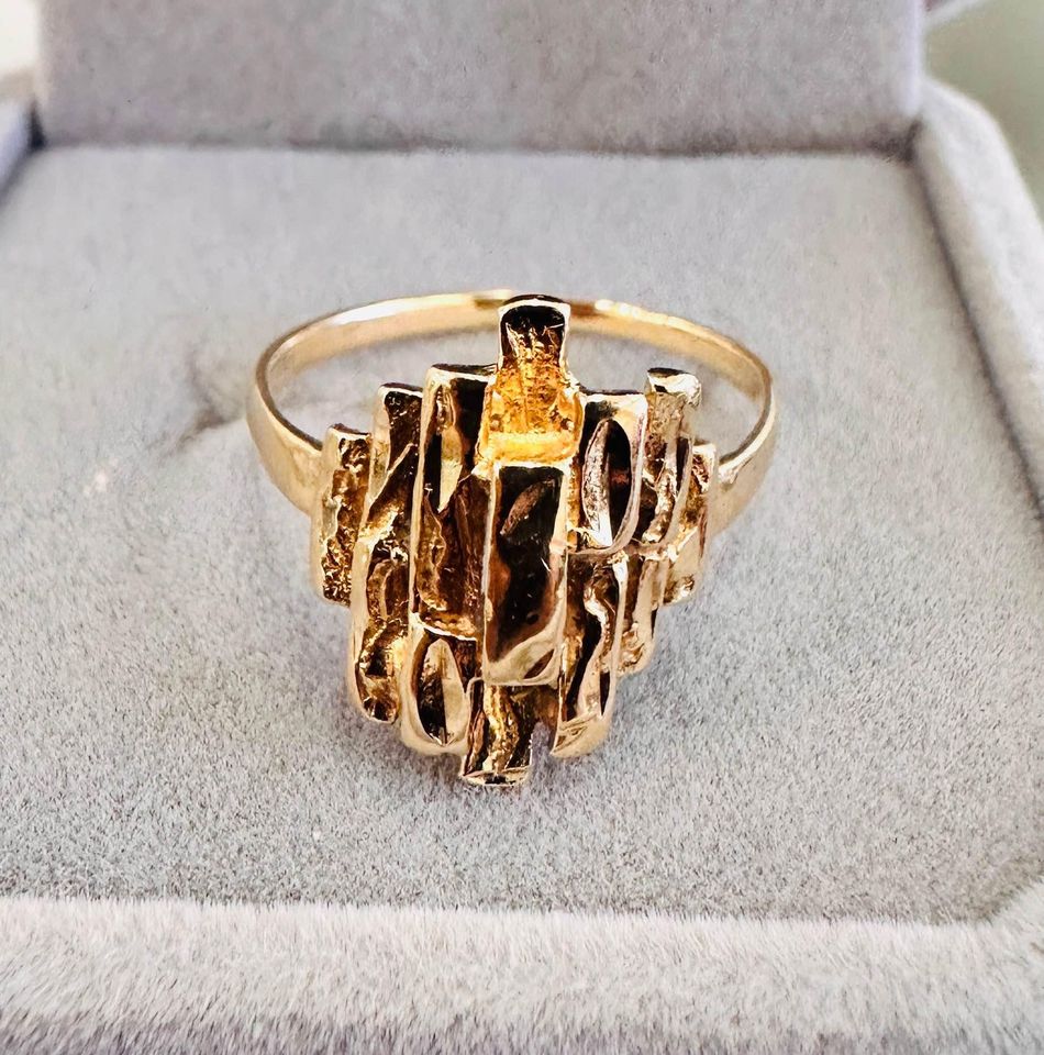 Vintage Solid 10karat Yellow Gold Tree Bark Design Ring