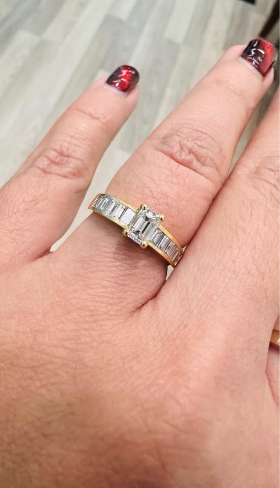 Beautiful 18karat Natural Diamonds Emerald Cut Ring 1.37ctw